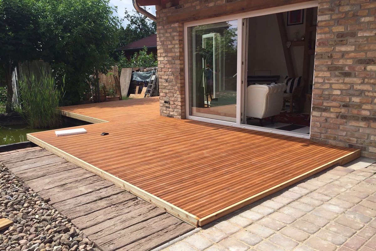 Frisch gebaute Holzterrasse mit Terrassendielen an einem Haus